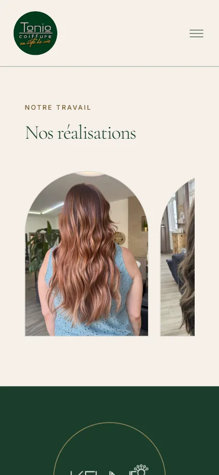 La section « Nos réalisations » de Tonio Coiffure sur un téléphone : photos en arche de coupes et colorations.